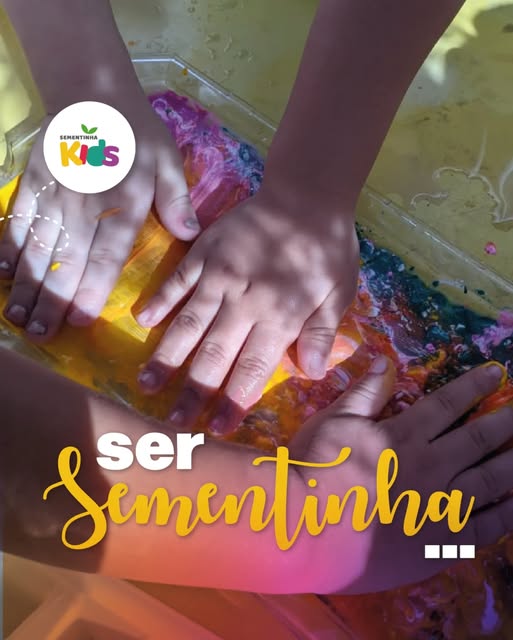 Mãos de crianças em vivência sensorial